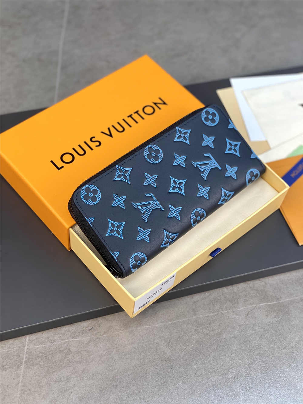 Louis Vuitton wallet M82322  Zippy Vertical  2025 new 